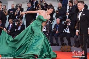 女星红毯事故爆料视频,女星意外事故现场曝光，网友热议